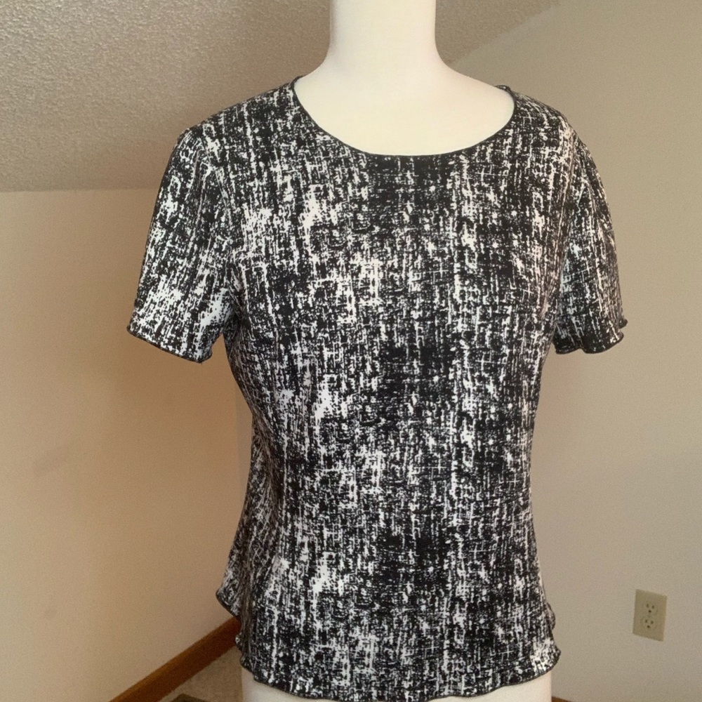 Short sleeved top with striae pattern